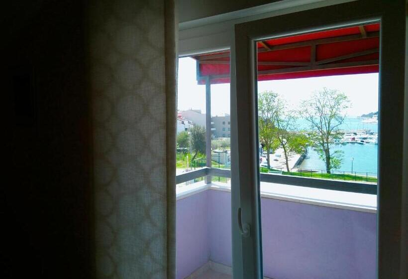 Студио Стандарт с Балконом, Aparthotel Viola