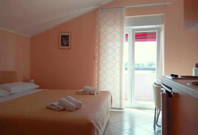 Студио Стандарт с Балконом, Aparthotel Viola