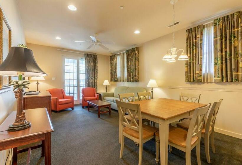 דירת חדר, Ebb Tide Suites