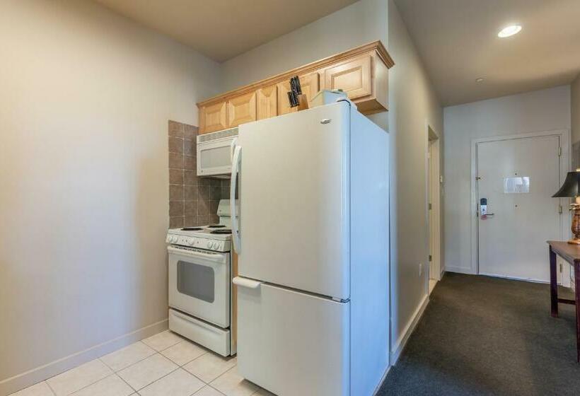 דירת חדר, Ebb Tide Suites