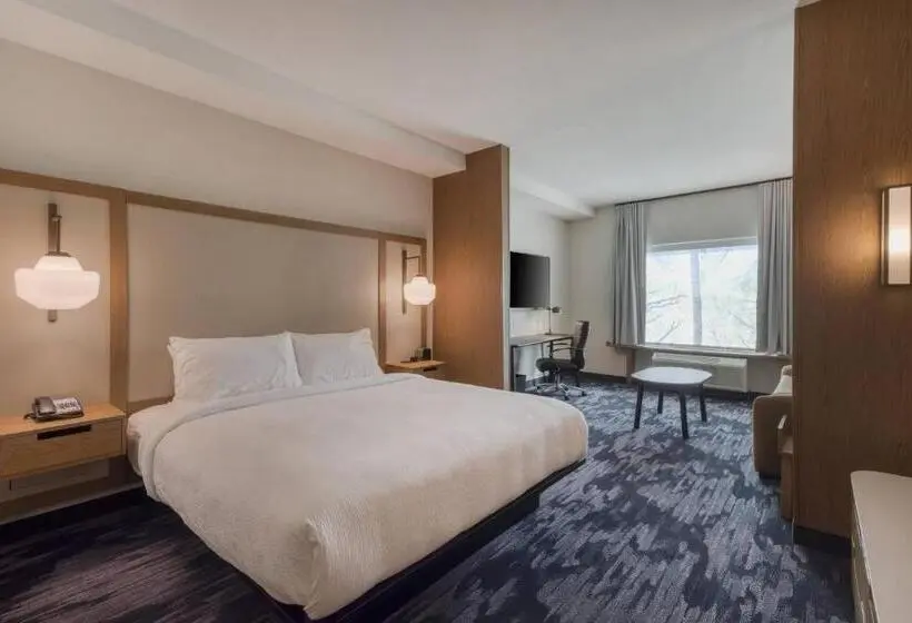 キングサイズベッドのスイートルーム, Fairfield Inn & Suites By Marriott Charlotte Belmont