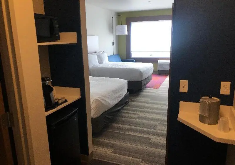 身障者適用クイーンサイズベッドルーム, Holiday Inn Express & Suites   Madison West   Middleton, An Ihg