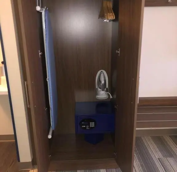 キングサイズベッドのスイートルーム, Holiday Inn Express & Suites   Madison West   Middleton, An Ihg