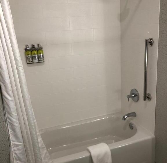 غرفة قياسية لذوى الاحتياجات الخاصة, Holiday Inn Express & Suites   Madison West   Middleton, An Ihg