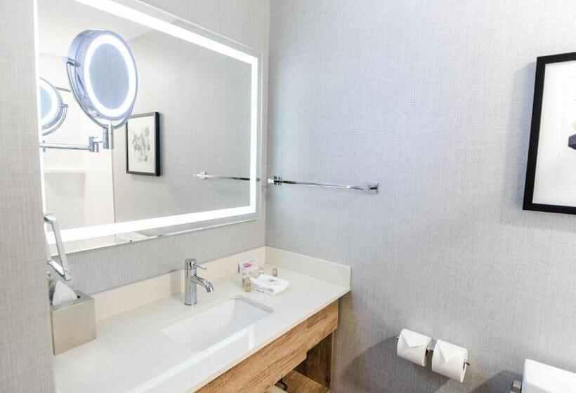 מיטת קינג בסוויטה, Best Western Premier Executive Residency Medicine Hat