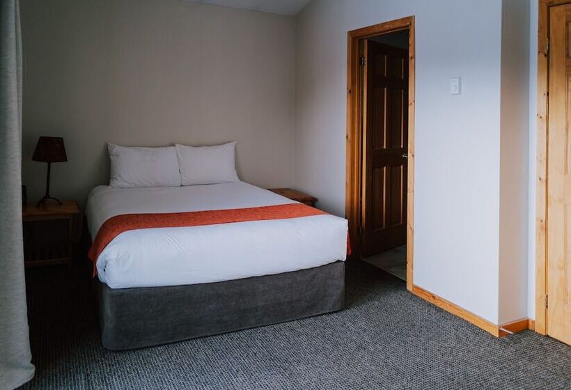 בקתה, Glacier House Hotel & Resort