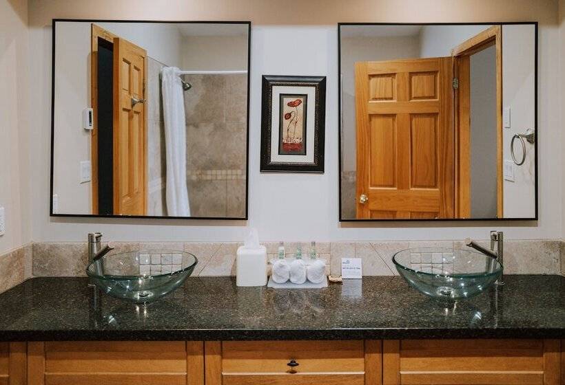 בקתה, Glacier House Hotel & Resort