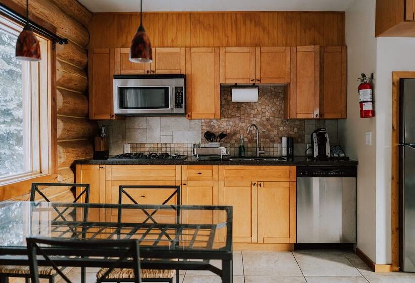 בקתה, Glacier House Hotel & Resort