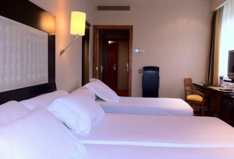 اتاق استاندارد سه نفره, Abba Burgos