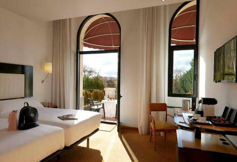 اتاق پرمیوم, Abba Burgos