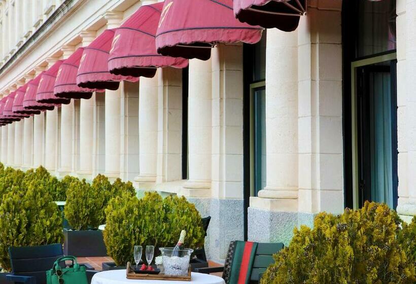 اتاق پرمیوم, Abba Burgos