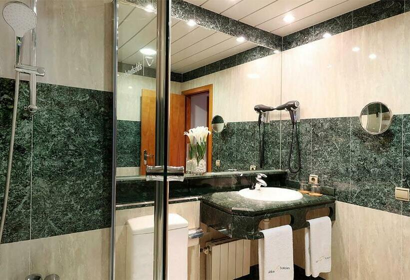 اتاق لوکس, Abba Burgos