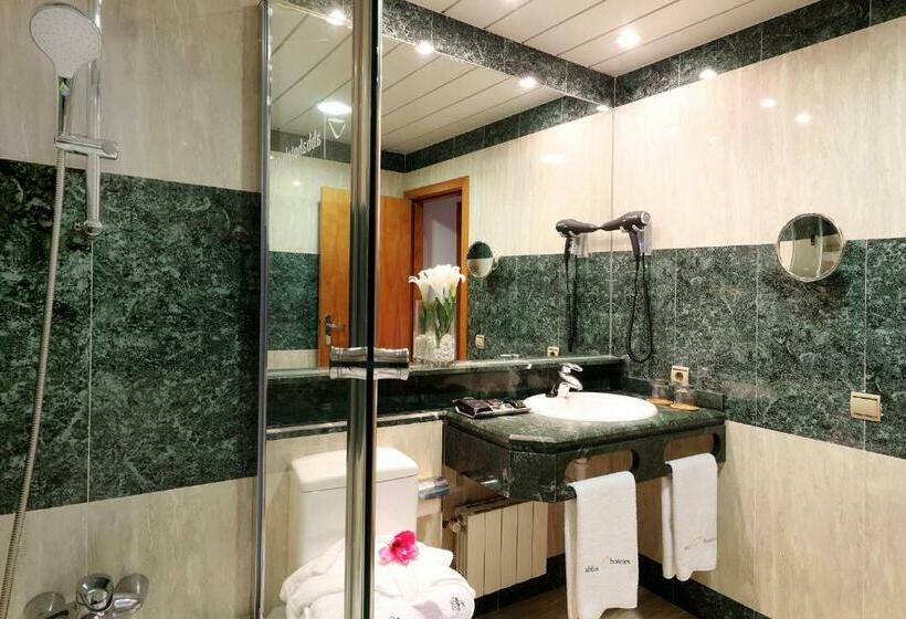 اتاق پرمیوم, Abba Burgos