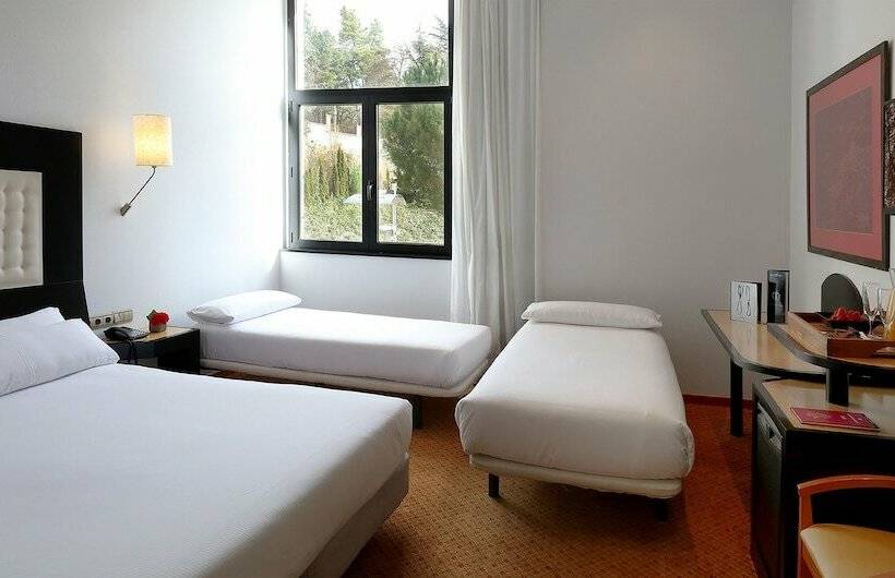 اتاق خانوادگی, Abba Burgos