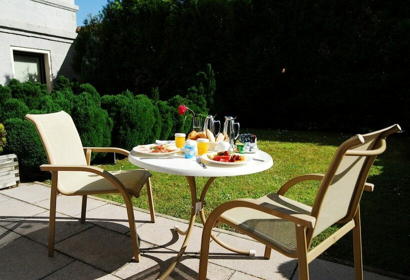 اتاق پرمیوم, Abba Burgos