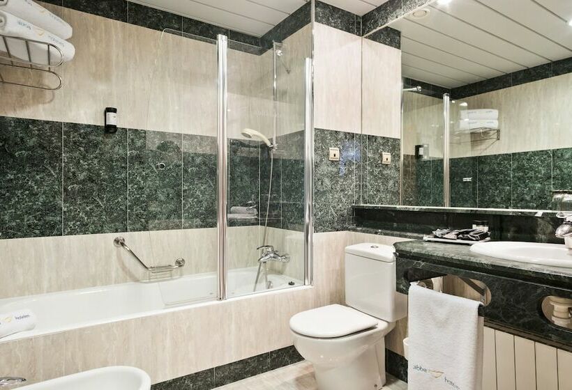 اتاق پرمیوم, Abba Burgos