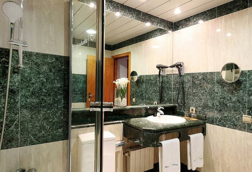 اتاق راحتی, Abba Burgos