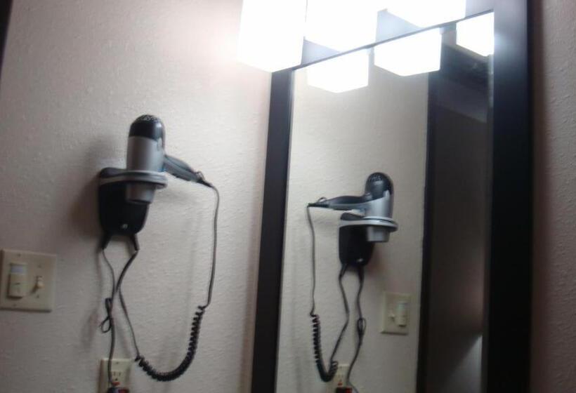 장애인을 위한 킹사이즈 침대 스탠다드 룸, Days Inn By Wyndham Muncie Ball State University