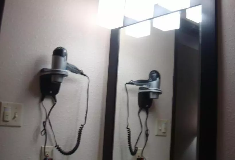 اتاق استاندارد با تخت بزرگ برای معلولان, Days Inn By Wyndham Muncie Ball State University