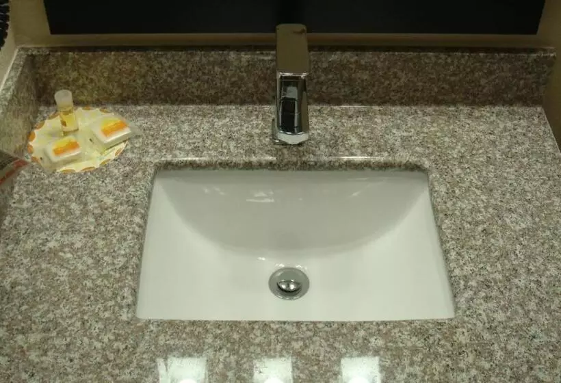 اتاق استاندارد با تخت بزرگ برای معلولان, Days Inn By Wyndham Muncie Ball State University