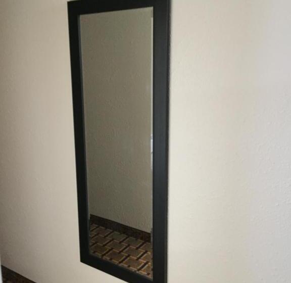 장애인을 위한 킹사이즈 침대 스탠다드 룸, Days Inn By Wyndham Muncie Ball State University