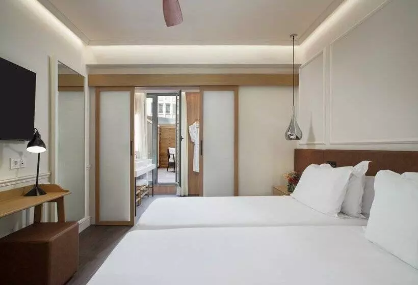 Classic Room with Terrace, H10 Universitat
