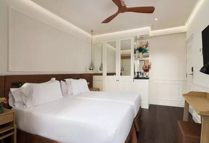 Classic Room with Terrace, H10 Universitat