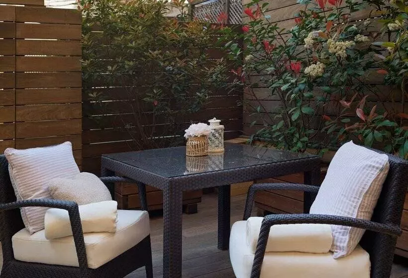 Classic Room with Terrace, H10 Universitat