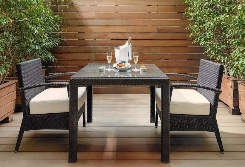 Classic Room with Terrace, H10 Universitat