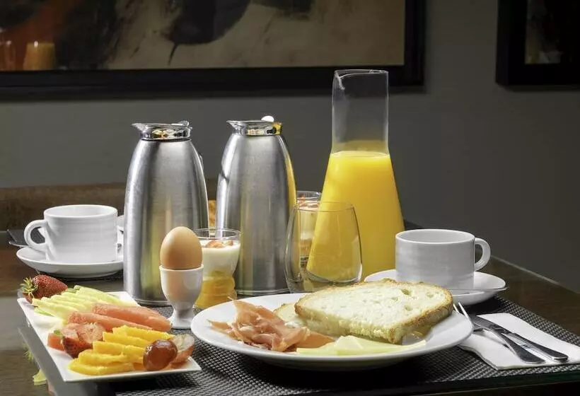 Classic Room with Terrace, H10 Universitat