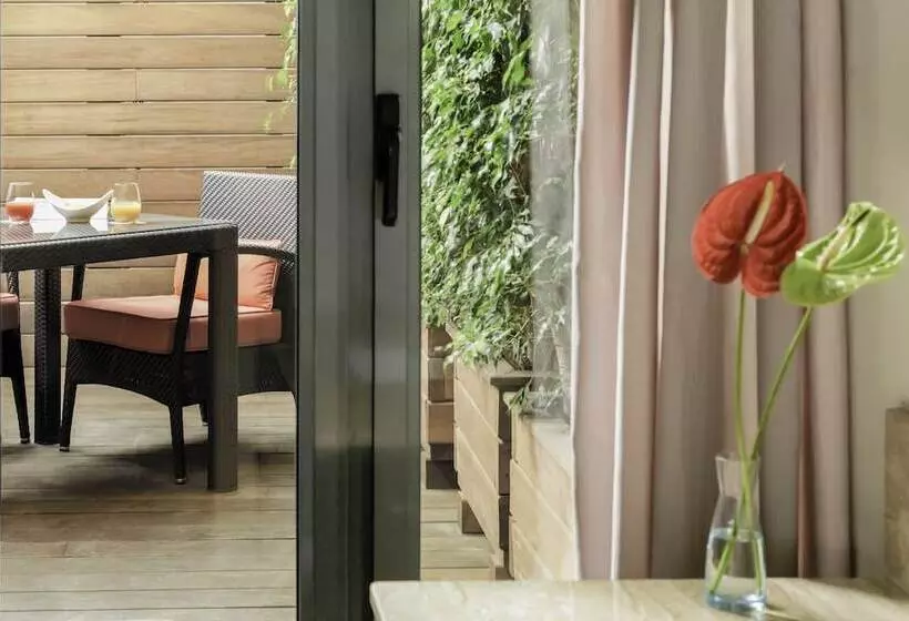 Classic Room with Terrace, H10 Universitat