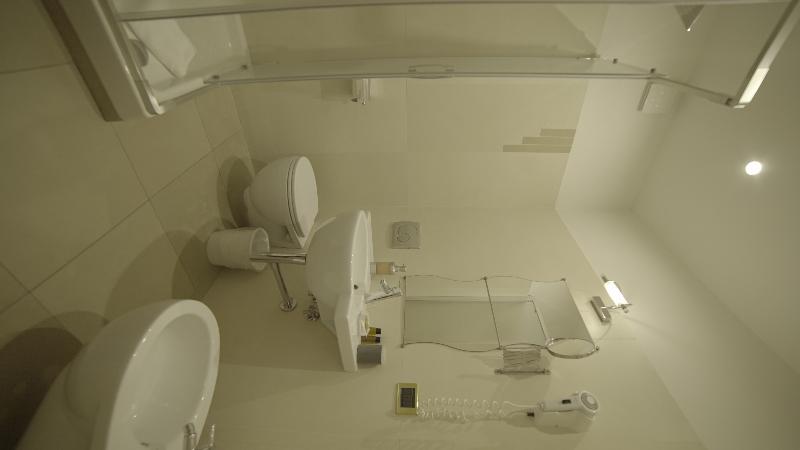 غرفة قياسية رباعية, Jane