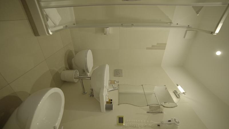 غرفة قياسية ثلاثية, Jane