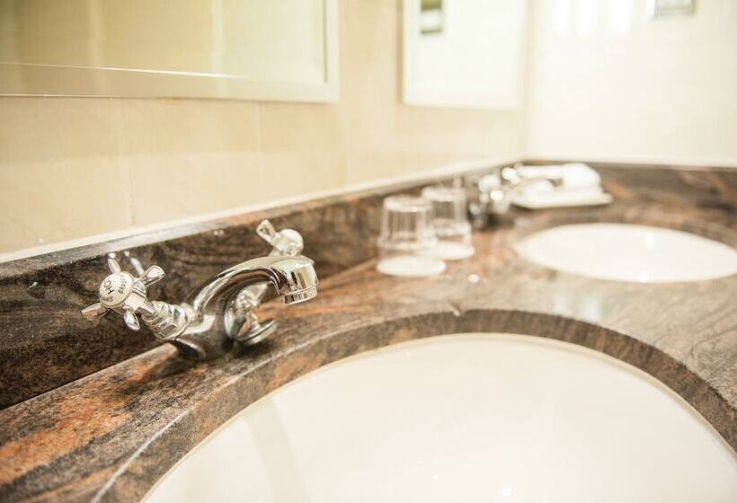 Полулюкс, Kettering Park Hotel And Spa