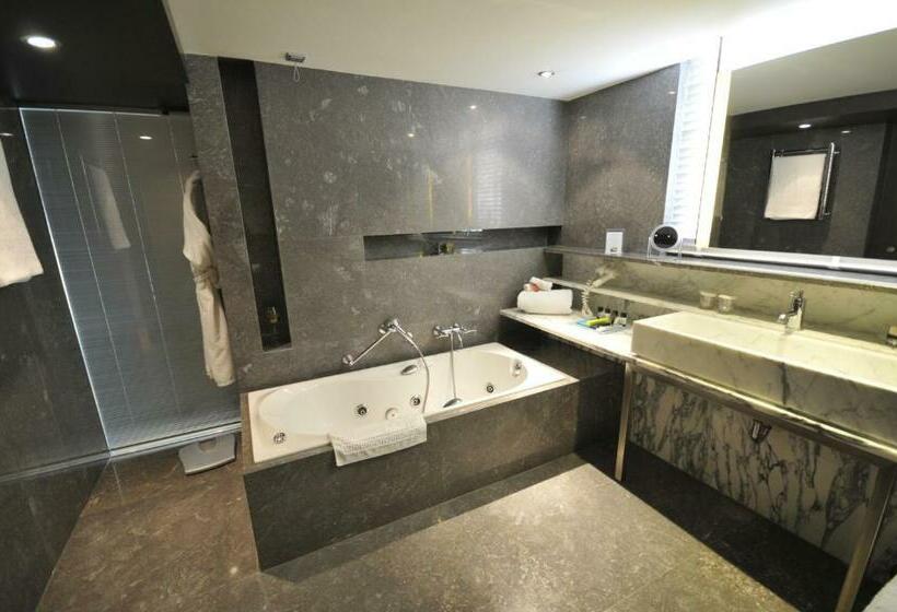 جناح جونيور مطل على الحديقة, Nikopolis