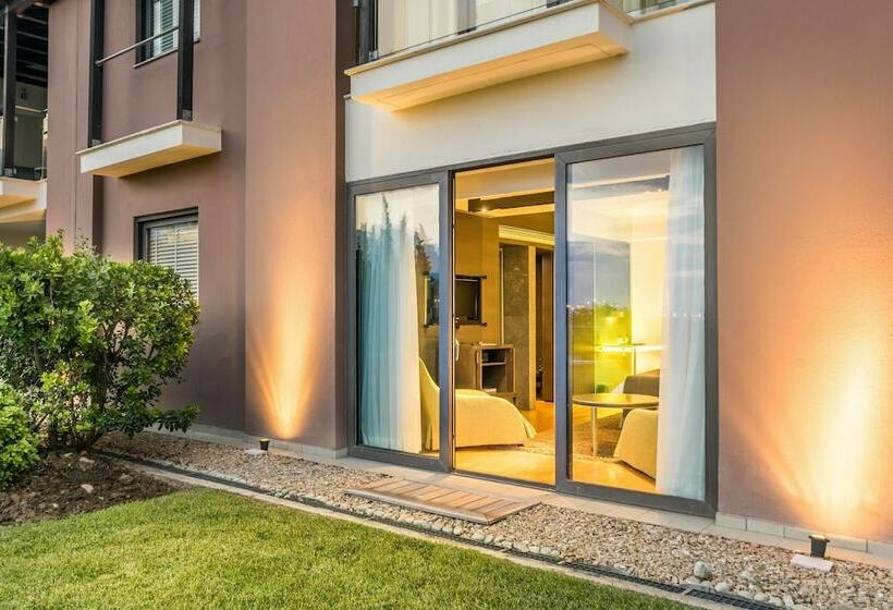 جناح جونيور مطل على الحديقة, Nikopolis