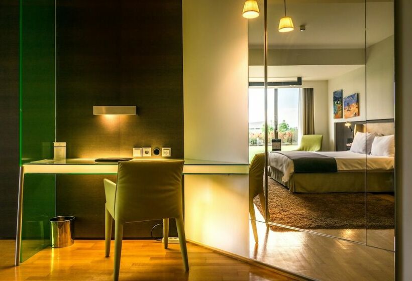 جناح جونيور مطل على الحديقة, Nikopolis