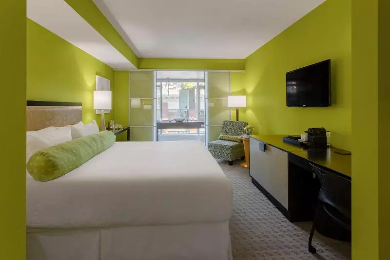 اتاق سوپریور با تخت بزرگ, Opus Vancouver