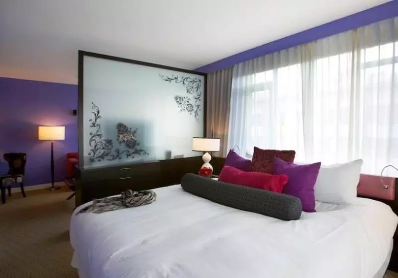 سوییت اجرایی, Opus Vancouver