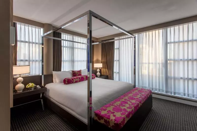 سوییت, Opus Vancouver