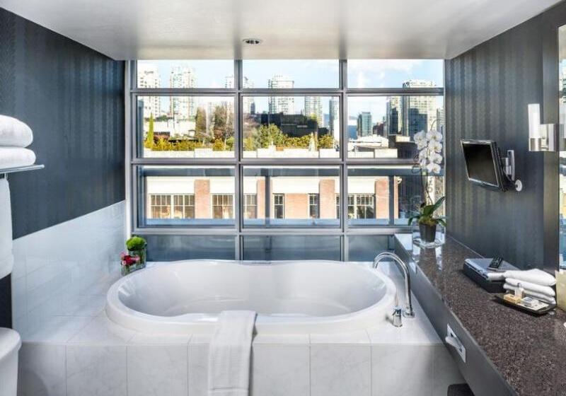 جناح, Opus Vancouver