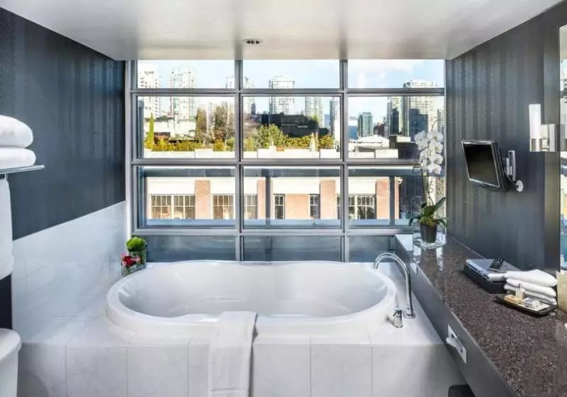 سوییت, Opus Vancouver