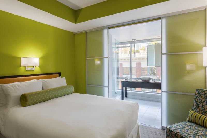 غرفة سوبيريور, Opus Vancouver