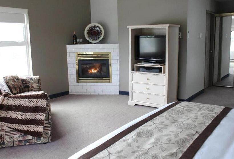 Suite King Size Bed, Quarterdeck Inn Port Hardy