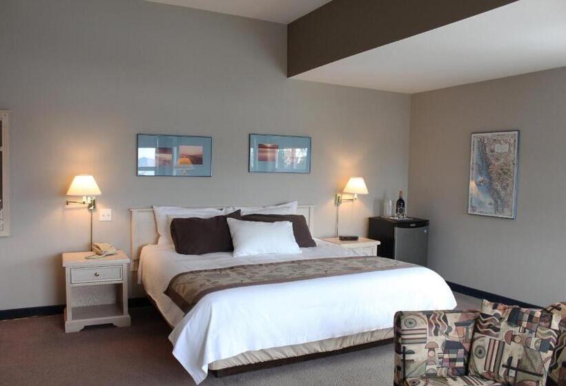 Suite King Size Bed, Quarterdeck Inn Port Hardy