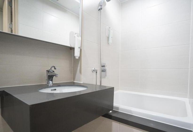 Superior room with lake view, Marinabay Sokcho