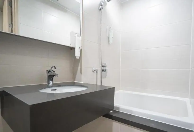Superior room with lake view, Marinabay Sokcho