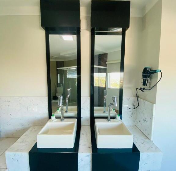 جناح سرير كينج, Shelton Palace