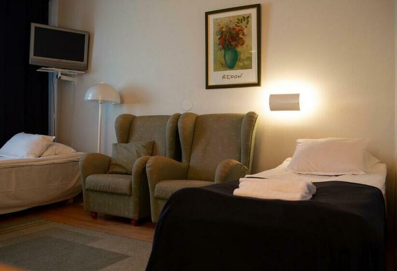 חדר משפחתי, Li Peltohovi