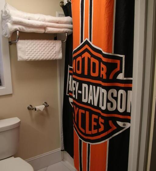 غرفة إدارية ثلاثية, Townhouse Motel